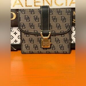 Dooney & Bourke Vintage wallet.       LE